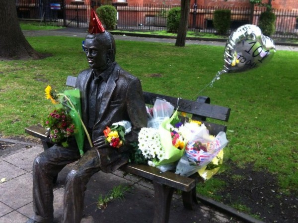 Pomnik Turinga w dniu jego 101. urodzin