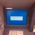 Diebold Nixdorf ostrzega o nowym ataku na bankomaty. Napastnicy napełniają reklamówki strumieniem ~40 banknotów płynących z bankomatu co 23 sekundy
