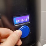 Pokazał jak zhackować kartę umożliwiającą zakup kawy w ekspresach Nespresso. Zatankował na kartę €167.772,15 -> ta kwota aż nie mieściła się na wyświetlaczu…