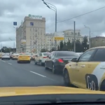 Zhackowali taksówki w Moskwie? Masa samochodów została wysłana w jedno miejsce, tworząc ogromny korek
