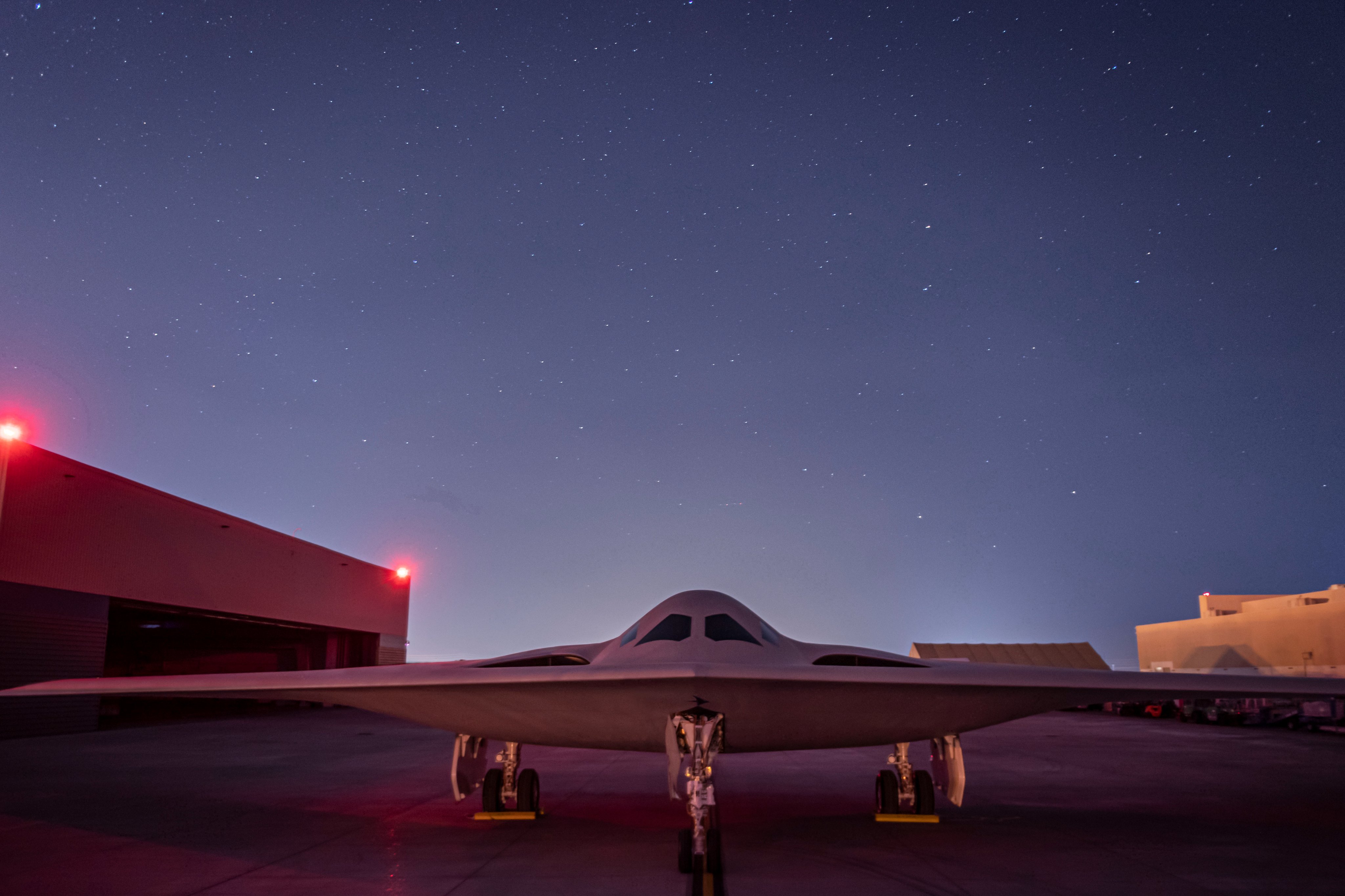 Ćwiczenie OSINT-owe. Gdzie dokładnie wykonano zdjęcie niewidzialnego bombowca nowej generacji: B-21 Raider? Pomogły gwiazdy.