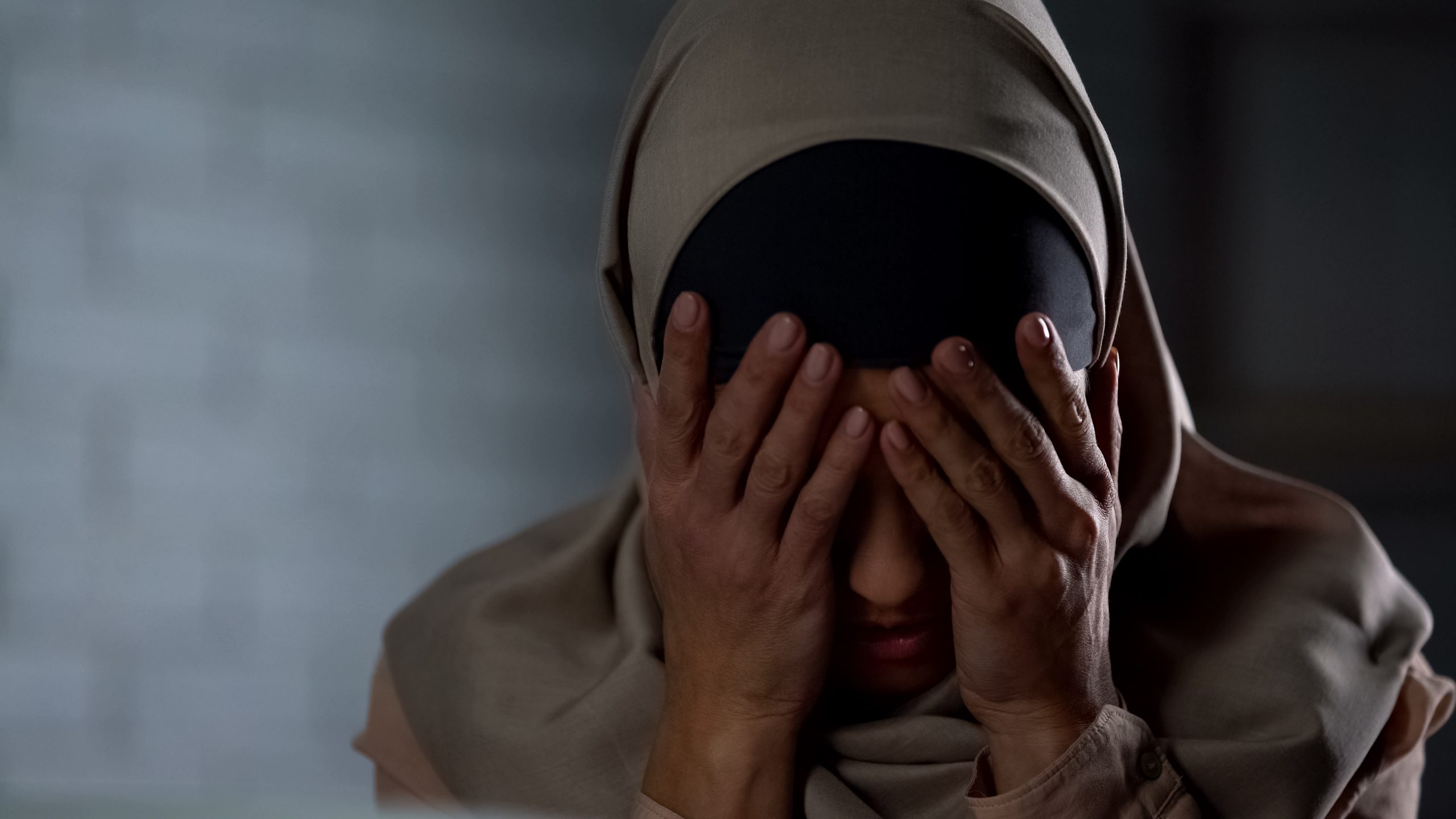 Грустный арабский грустный. Мусульманская женщина плачет. Стыд мусульманка. Хиджаб страх.