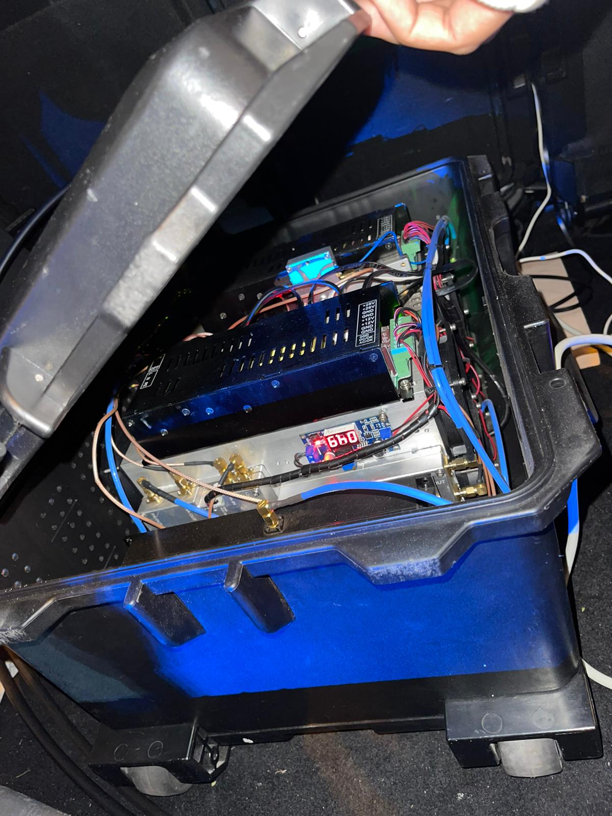 Paryż: zatrzymano samochód z tajemniczą walizką… całość wysadzono, chociaż okazało się to być… IMSI catcherem