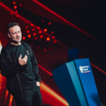 Tłumy i hackowanie na żywo – Michał Sajdak na VIII Forum Cyberbezpieczeństwa